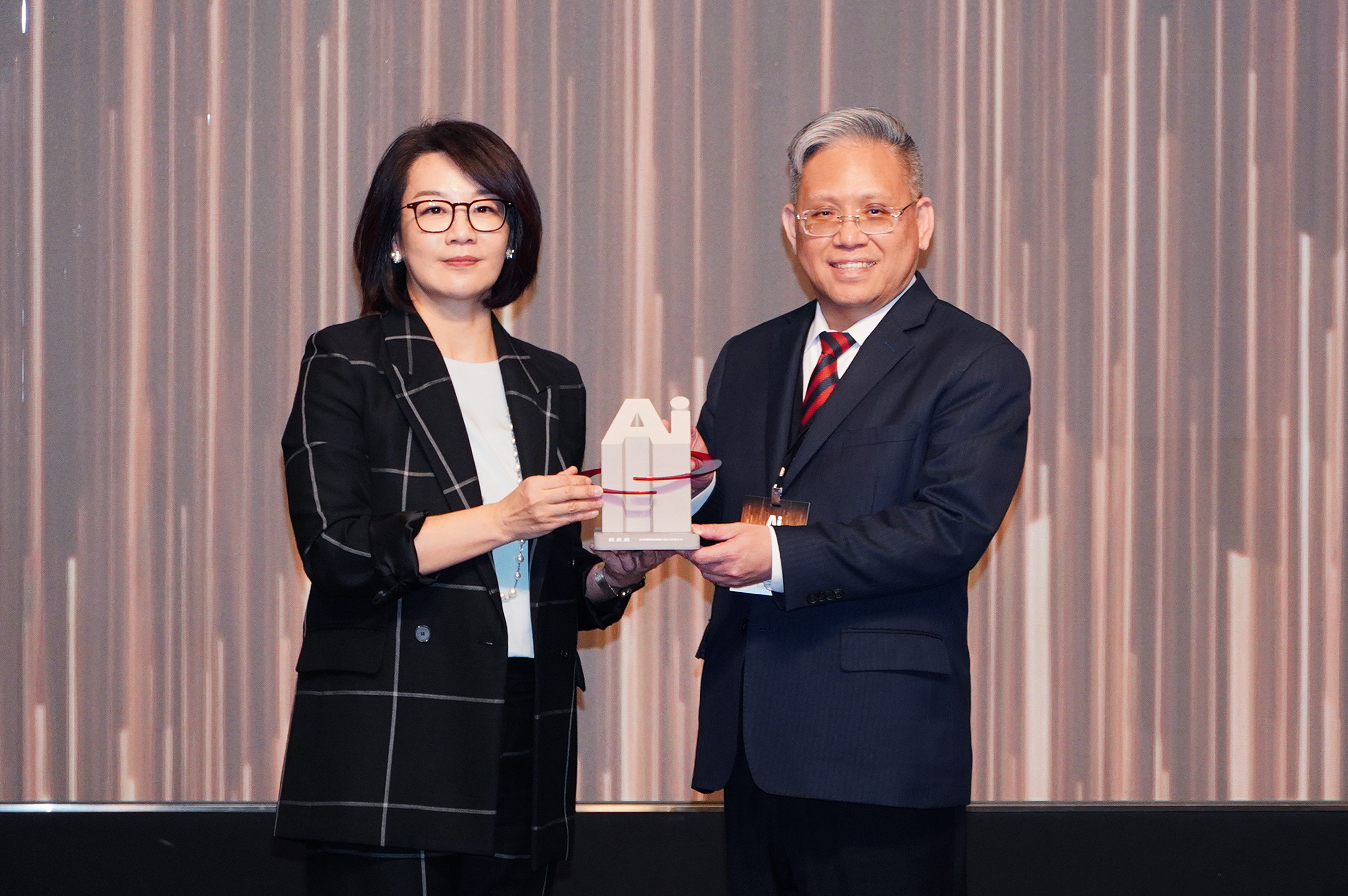 20260122_台新銀行獲《商周AI創新百強》金融保險業銀質獎 深耕AI應用 優化作業流程有效擴大業務規模_新聞照