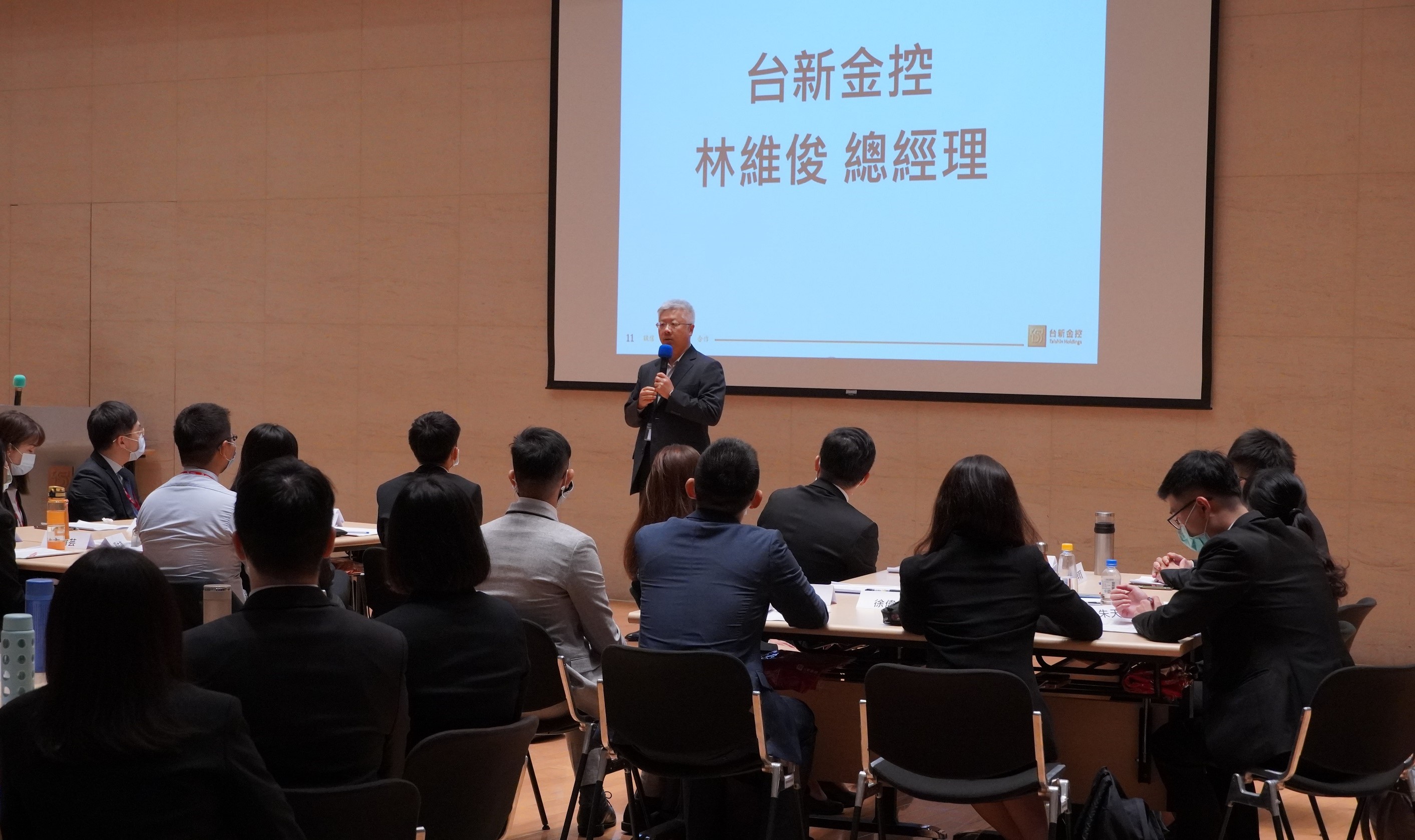 台新金控今年錄取的儲備菁英(MA)於昨(13)日報到並展開新人訓練，台新金控總經理林維俊親自主持開訓儀式。