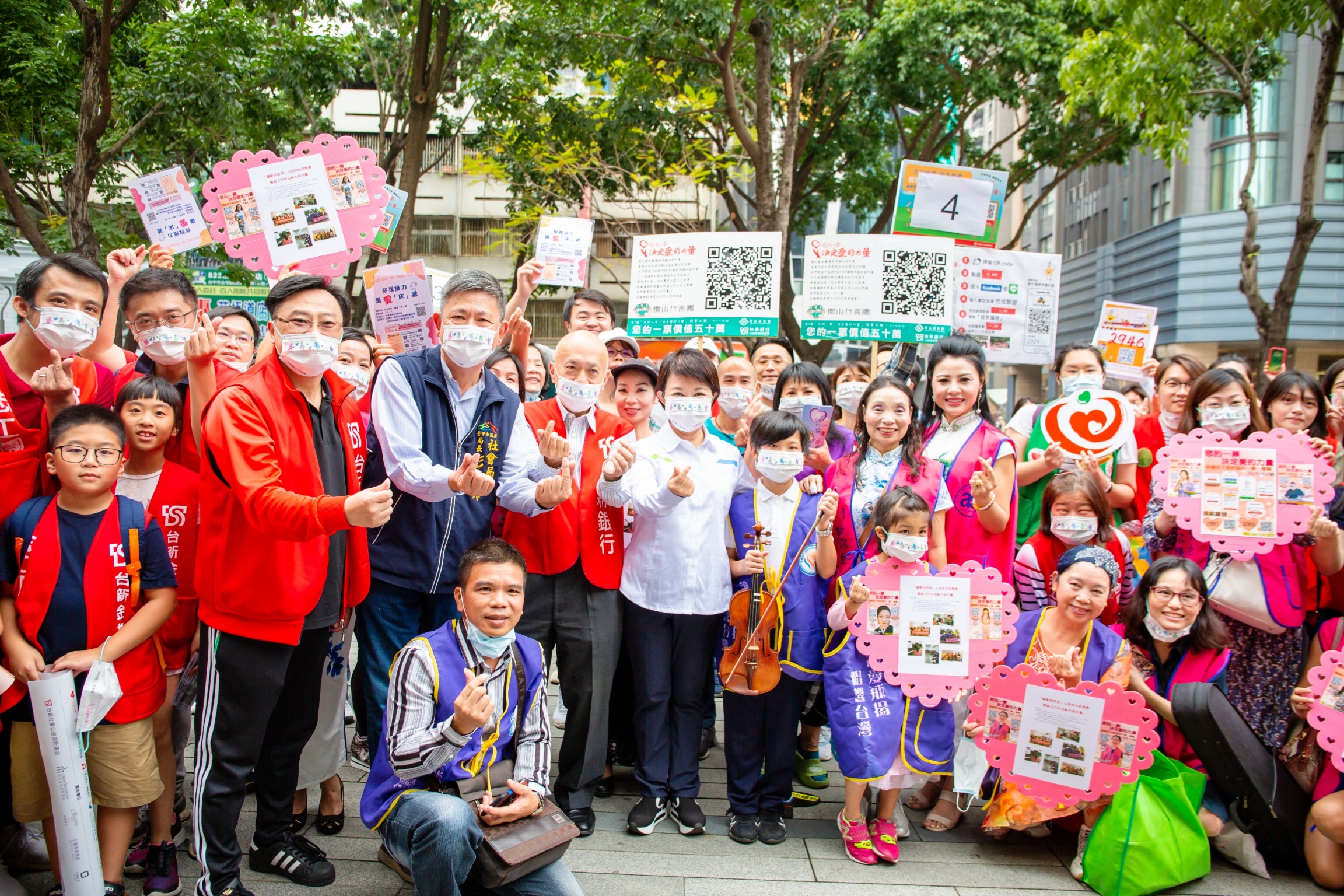 20201117_台中市長盧秀燕力挺在地社福 邀民眾做公益 「您的一票,決定愛的力量」快閃促票席捲中台灣_新聞照片1