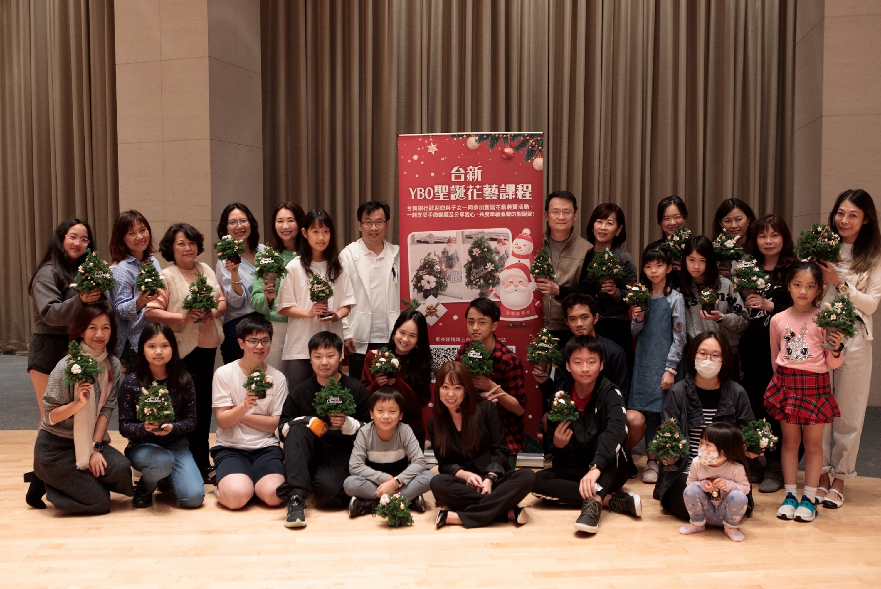 20201225_台新YBO兒童會員聖誕送暖 邀請親子參與手工花藝做公益_新聞圖片